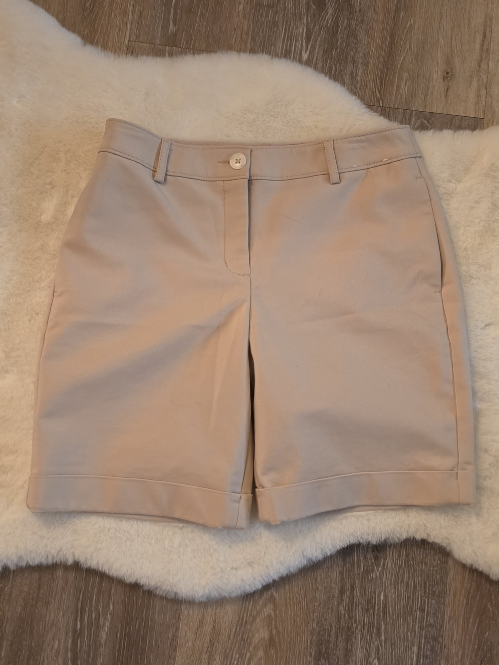 Express Women's Tailored Bermuda Shorts in Light Beige Size 4  NWOT